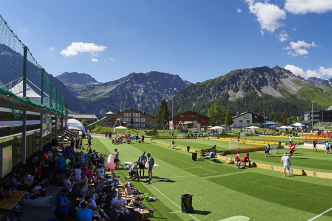 Der Sportplatz Ochsenbühl während dem 7eck Unihockey Cup im Sommer