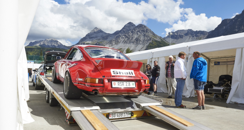 Am Arosa ClassicCar dient der Sportplatz als Fahrerlager