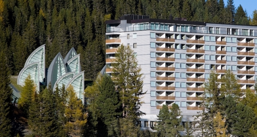 Das Tschuggen Grand Hotel im Sommer