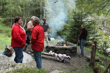 Schweizerfamilie-Feuerstelle am rhein