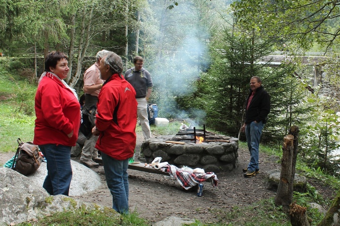 Schweizerfamilie-Feuerstelle am rhein