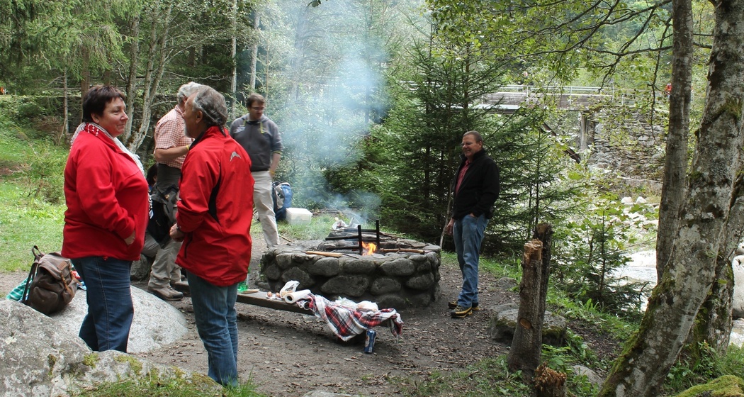 Schweizerfamilie-Feuerstelle am rhein