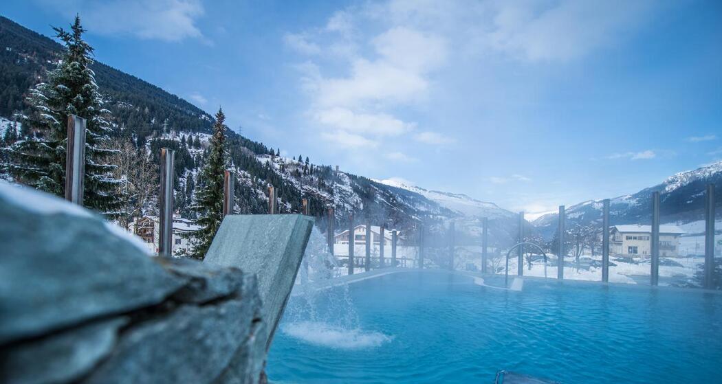 Aussenbecken Mineralbad Andeer im Winter