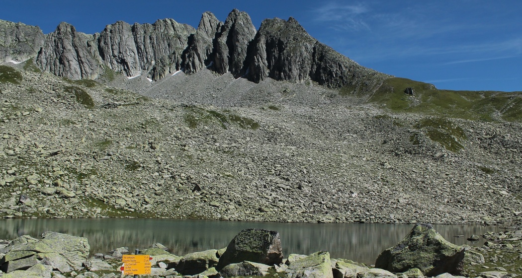 Schroffe Felsen hinter dem See