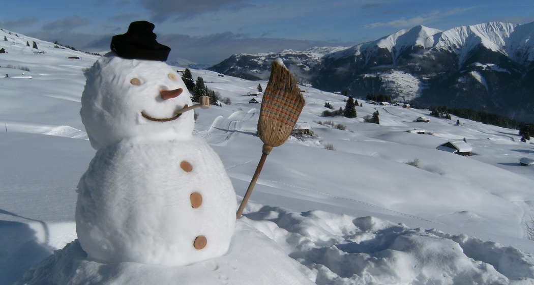 Schneemann zwischen Dultschinas und Parsiras