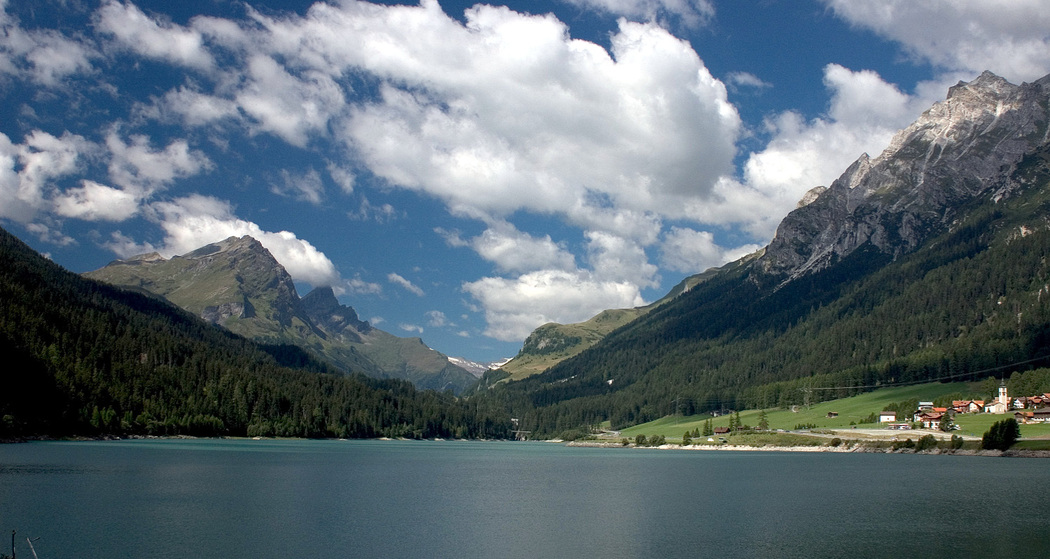 Sufnersee mit Sufers im Hintergrund
