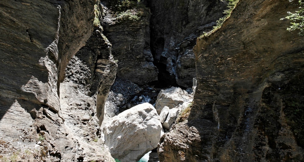 Findling in der Schlucht unterhalb der Wildener Brücke