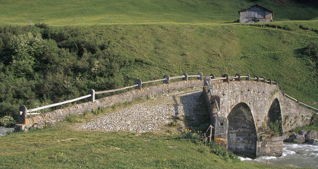 Alte Landbrücke in Hinterrhein