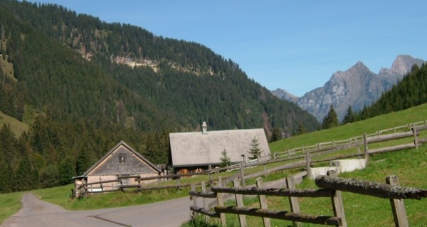 Blick zurück von der Alp Wisen auf den Sichelchamm