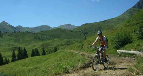 Prächtiger Höhenweg nach der Alp Mädems