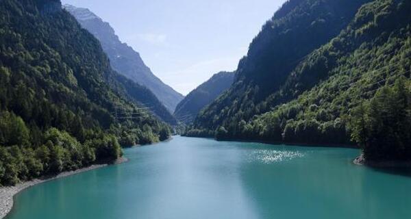Auf dem Weg kommt man am Stausee Mapragg vorbei