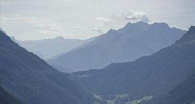 Das Dorf Vättis und der Kunkelspass von oben