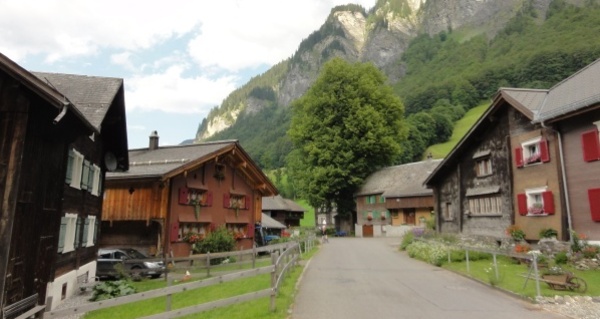 Weisstannen Oberdorf mit Dorflinde