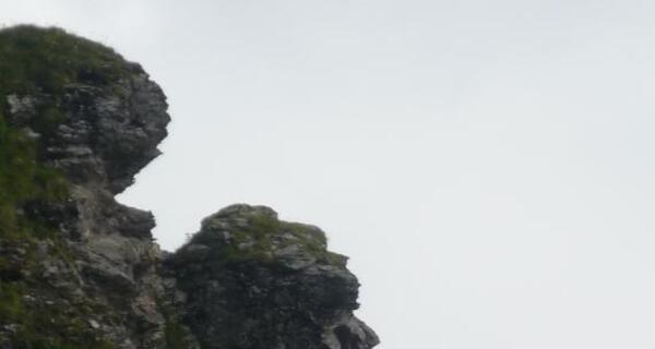 Bizarre Felsformationen mit menschlichen Zügen