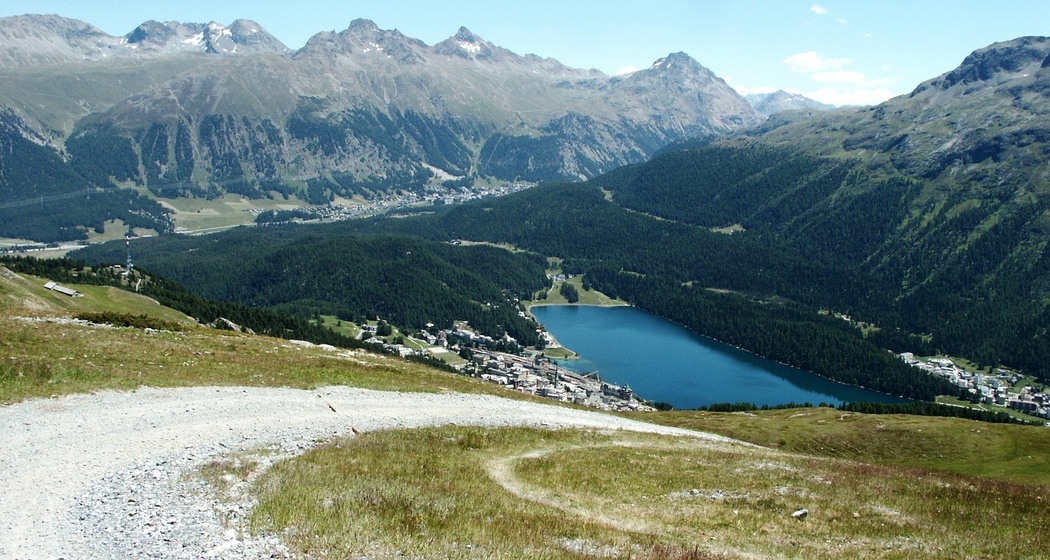 Abfahrt von der Corviglia mit St. Moritzer See