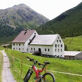 Herrenhaus auf der Alp Serlas