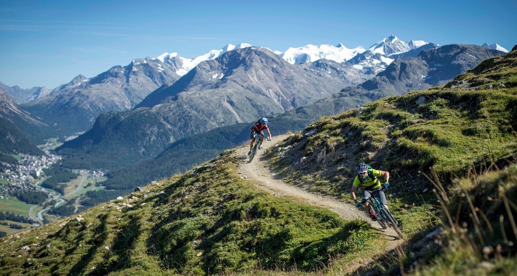 Oberhalb Samedan mit Bernina Massiv im Hintergrund