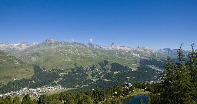 Aussicht auf den Hahnensee und auf Suvretta