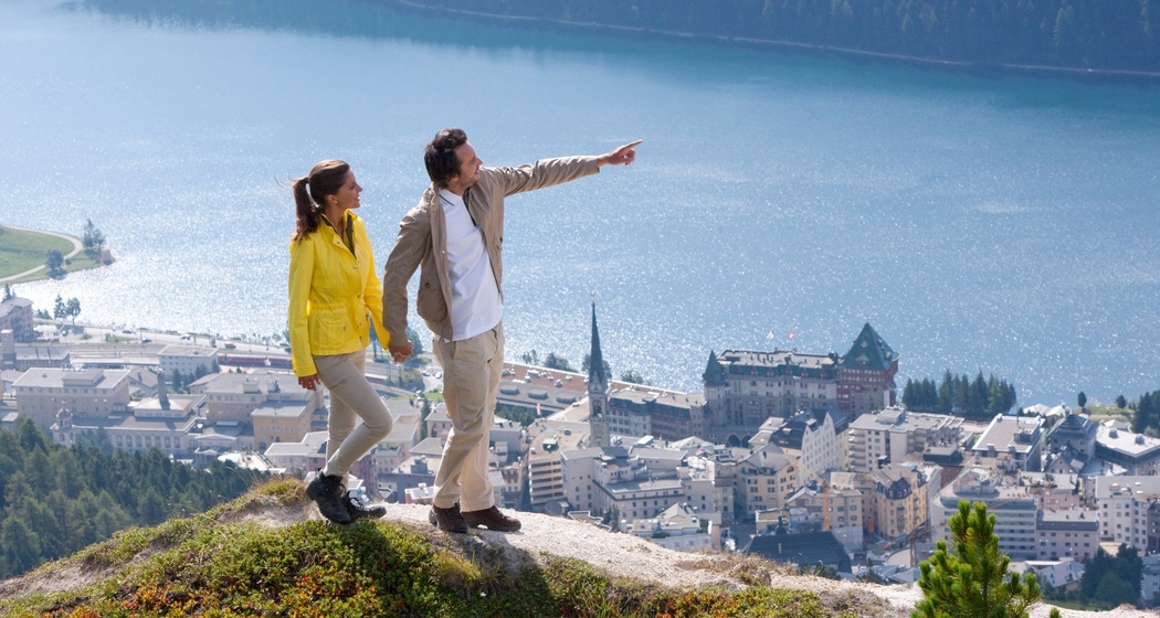 Wandern mit Sicht auf St. Moritz
