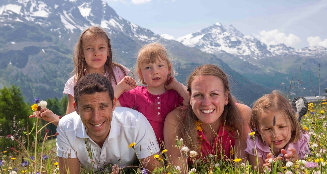 Familie auf dem Schellenursliweg