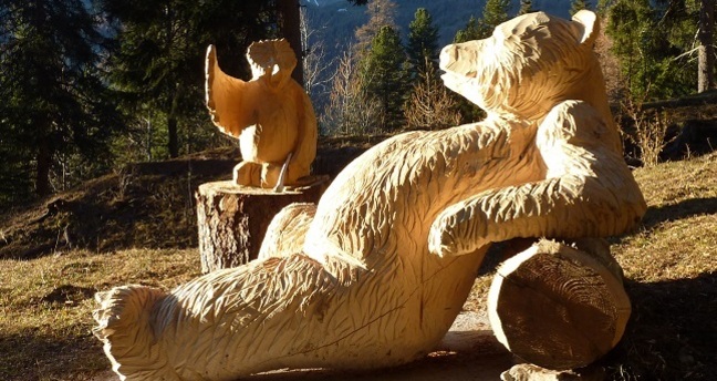 Holzskulptur entlang des Weges