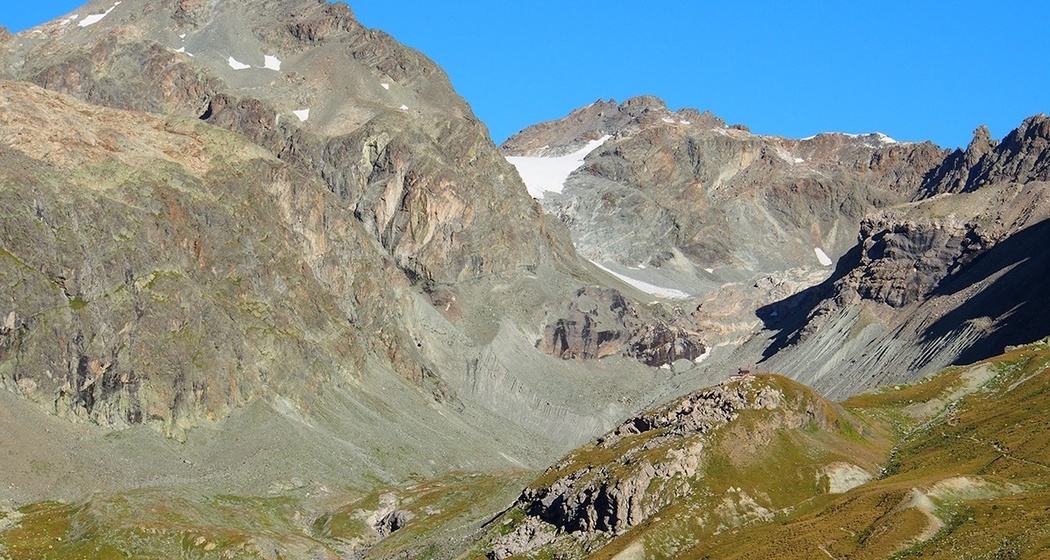 Chamanna Jenatsch mit Piz Calderas und Err Gletscher