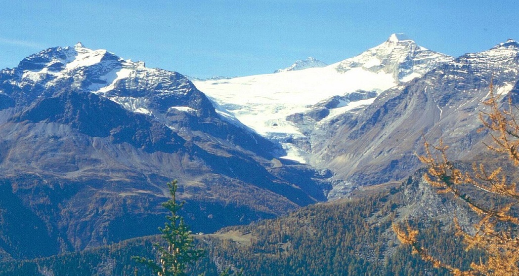 Aura Freida mit Bergpanorama