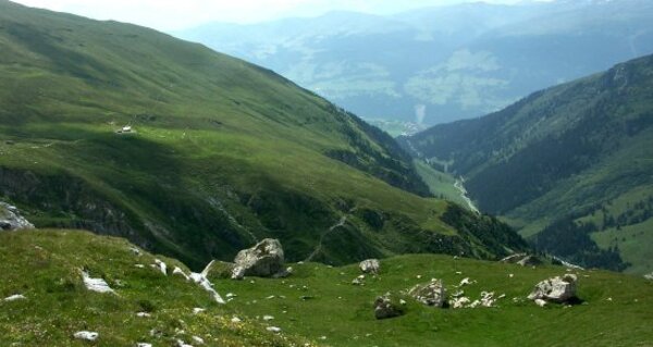 Rubi Sura Alphütte mit Brigels Dorf