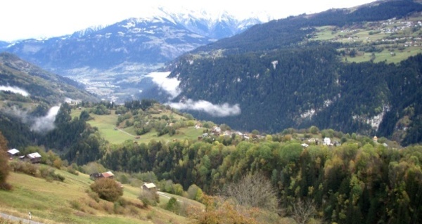 Blick auf Waltensburg und Richtung Ilanz