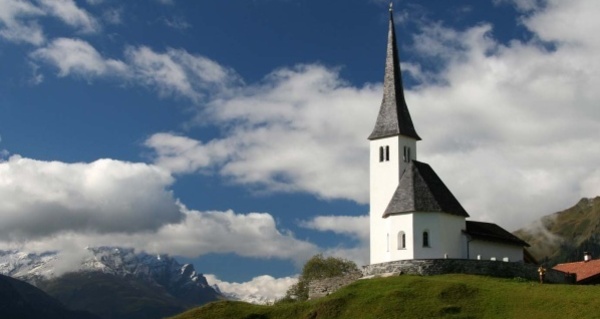 Die Kirche Tenna - ein Schmuckstück © B.Steinmann