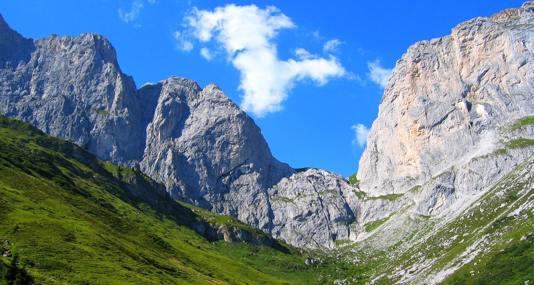 Das Schweizertor mit dem Schweizeregg (rechts)