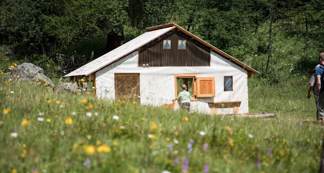 Endlich geschafft! Das Maiensäss mit der Plumpa erwartet die grossen und kleinen Besucher.