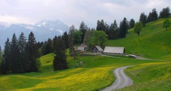 Alp Schrina, mit Moränenhügel davor