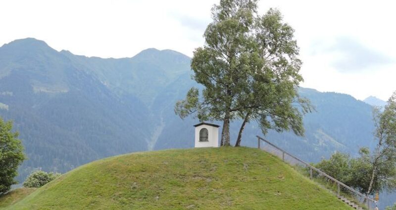 Hügel mit Heiligennische Caplutta