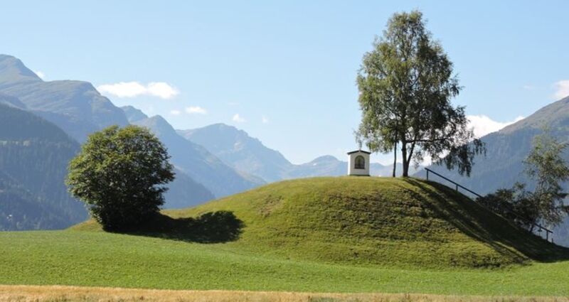 Hügel mit Heiligennische Caplutta
