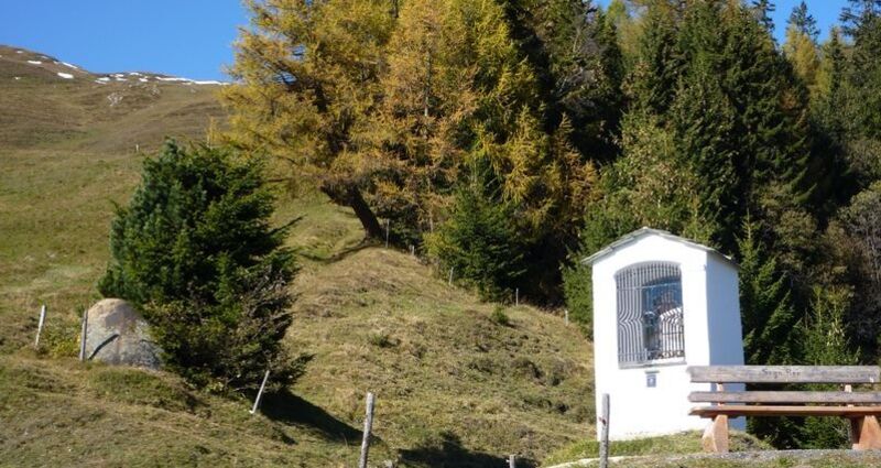 Heiligennische und Findling bei Giatreis