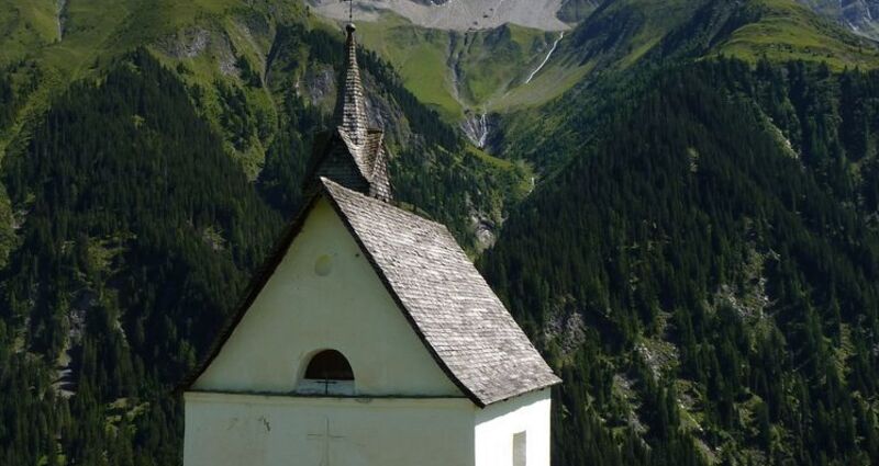 Kapelle Sogn Giusep, im Hintergrund die Wasserfälle