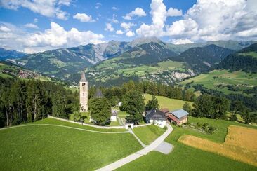 Eschenallee und Kirche in Pleif