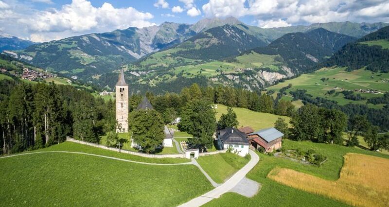 Eschenallee und Kirche in Pleif