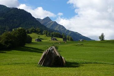 Panoramamenhir von Surcasti (oua_23983102_image)