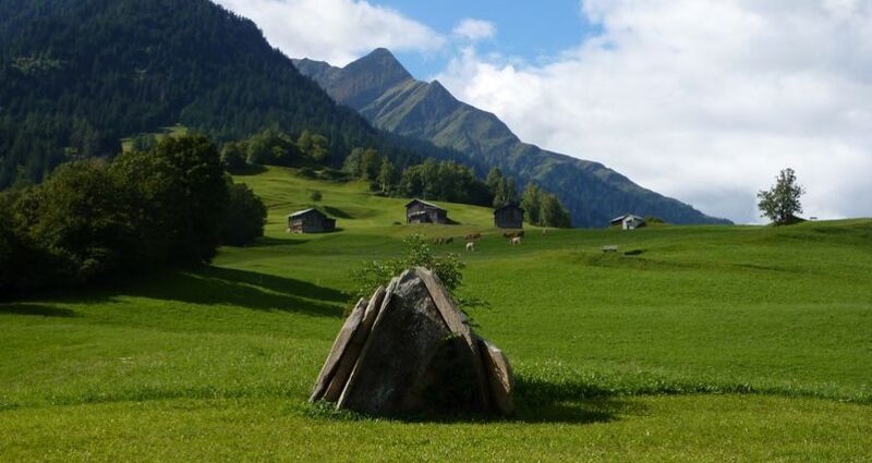 Panoramamenhir von Surcasti (oua_23983102_image)