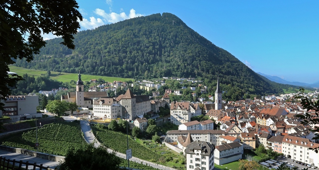 Churer Altstadt mit Hausberg Brambrüesch im Hintergrund