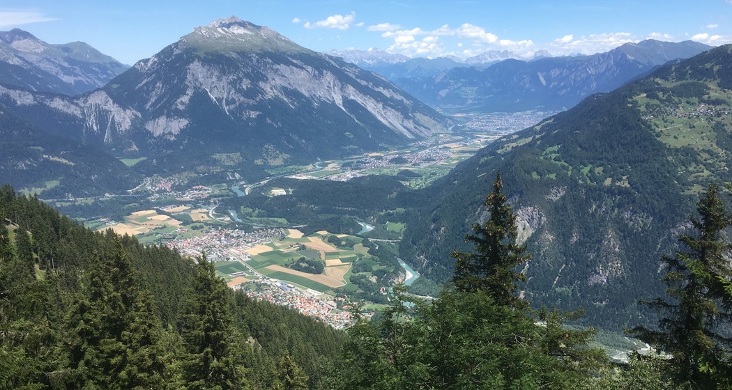 Ausblick von der Rhäzünser Alp ins Churer Rheintal und auf den Calanda