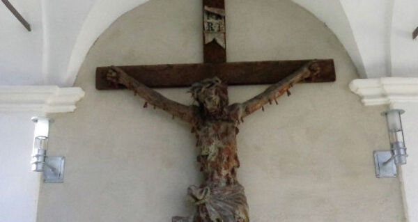Gemarteter Christus am Kreuz