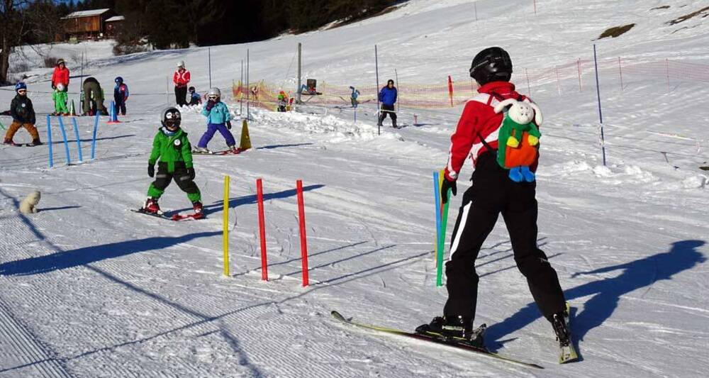 Skischüler beim Unterricht in Pany