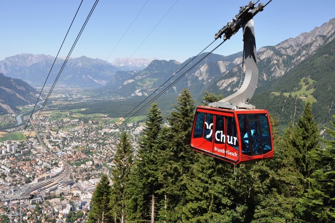 Chur Bergbahnen im Sommer mit Blick zur Stadt Chur und ins Rheintal