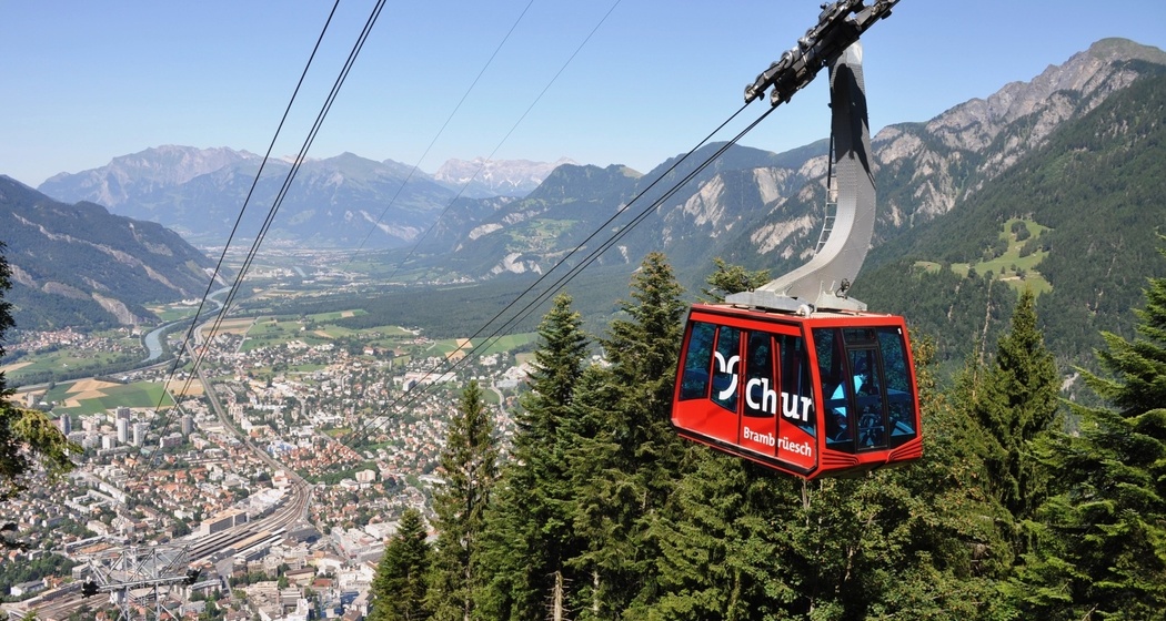 Chur Bergbahnen im Sommer mit Blick zur Stadt Chur und ins Rheintal