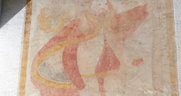 Wandermaler von einem monumentalen Christophorus am Turm