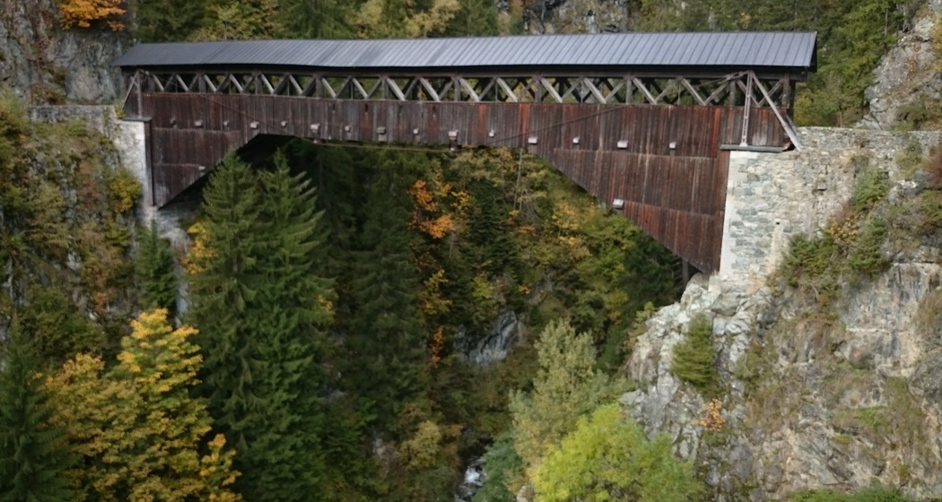 imposante Holzbrücke Punt Gronda
