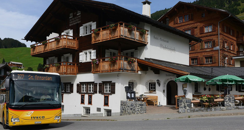 mit dem Postauto gut erreichbar